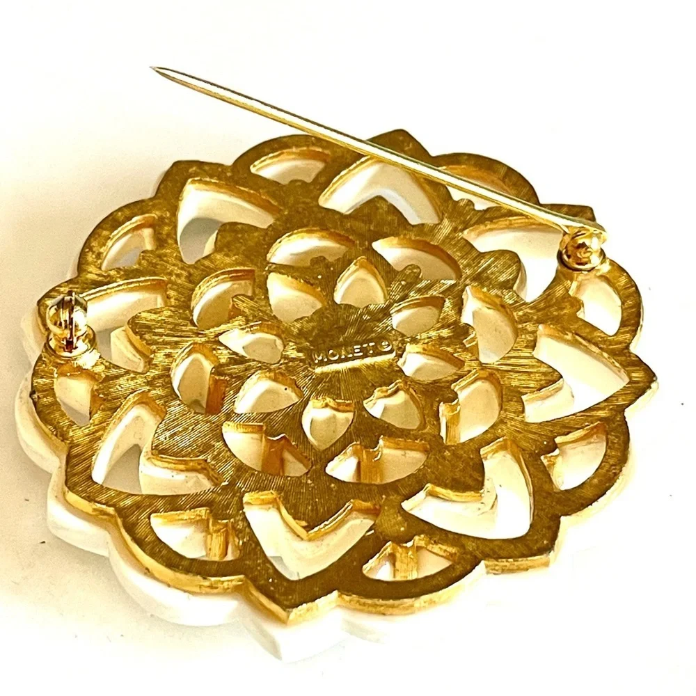 Monet Vintage White Acrylic Flower Brooch Pin Gold Tone Floral Mandala Chic 1980